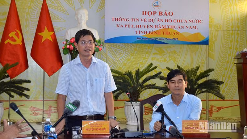 Phó Chủ tịch Ủy ban nhân dân tỉnh Bình Thuận Nguyễn Hồng Hải giải đáp các câu hỏi về hiệu quả Dự án Hồ chứa nước Ka Pét. Phó Chủ tịch Ủy ban nhân dân tỉnh Bình Thuận Nguyễn Hồng Hải giải đáp các câu hỏi về hiệu quả Dự án Hồ chứa nước Ka Pét.