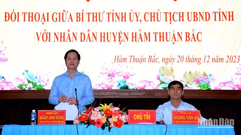 Chủ tịch Ủy ban nhân dân tỉnh Bình Thuận Đoàn Anh Dũng trả lời các ý kiến của nhân dân tại buổi đối thoại.