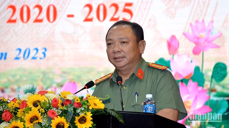 Đại tá Lê Quang Nhân, Ủy viên Ban Thường vụ tỉnh ủy, Giám đốc Công an tỉnh Bình Thuận phát biểu tham luận tại hội nghị.