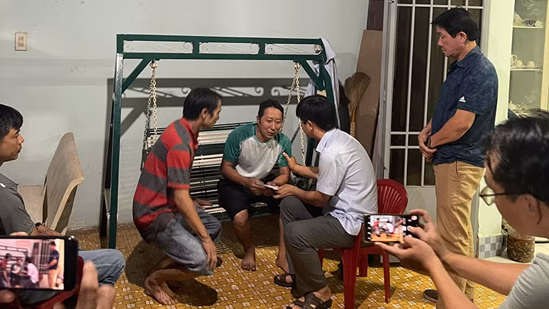 Chủ tịch UBND thành phố Phan Thiết Phan Nguyễn Hoàng Tân (ngồi ghế) tới động viên, chia sẽ mất mát và trao tiền hỗ trợ cho gia đình nạn nhân. Chủ tịch UBND thành phố Phan Thiết Phan Nguyễn Hoàng Tân (ngồi ghế) tới động viên, chia sẽ mất mát và trao tiền hỗ trợ cho gia đình nạn nhân.
