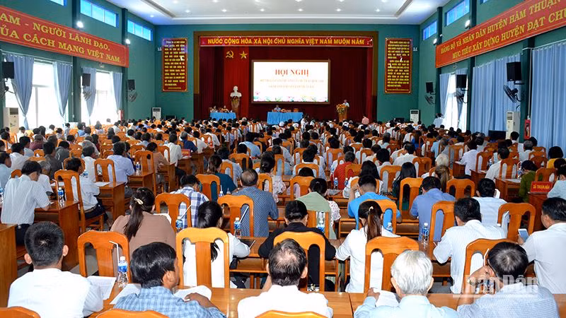 Toàn cảnh Hội nghị đối thoại giữa Bí thư Tỉnh ủy, Chủ tịch Ủy ban nhân dân tỉnh Bình Thuận với nhân dân huyện Hàm Thuận Bắc.