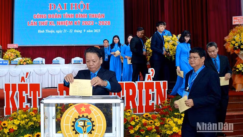 Các đại biểu bỏ phiếu bầu Ban Chấp hành Liên đoàn Lao động tỉnh Bình Thuận nhiệm kỳ 2023-2028.