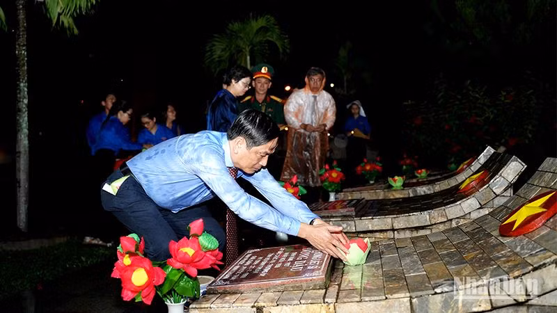 Thắp nến, dâng hoa tại phần mộ các Anh hùng liệt sĩ tại Nghĩa trang Liệt sĩ tỉnh Bình Thuận (Ảnh: Hữu Tri)