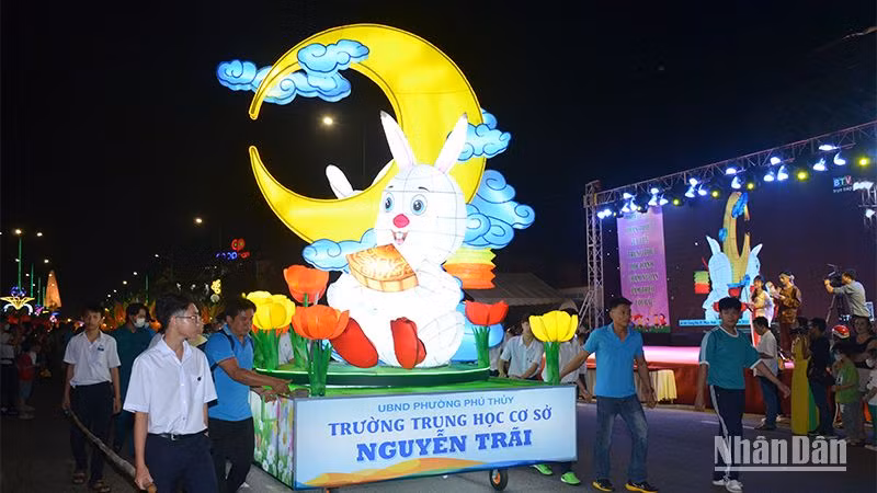 Đèn lồng lớn Thỏ ngọc tinh nghịch của Trường THCS Nguyễn Trãi.