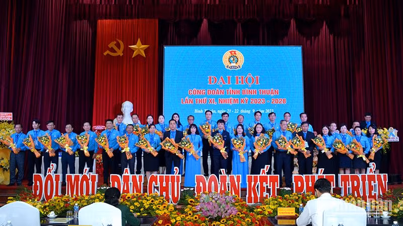 Ban chấp hành Liên đoàn Lao động tỉnh Bình Thuận, nhiệm kỳ 2023-2028 ra mắt Đại hội.