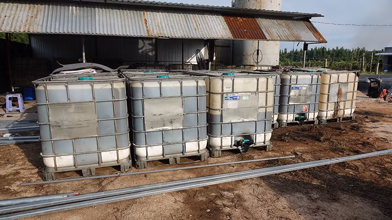 Các thùng chứa dầu diesel sau khi tái chế. (Ảnh: CA Bình Thuận)