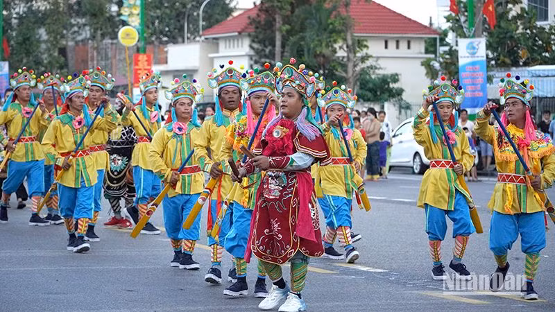Lễ hội Cầu ngư của ngư dân vùng biển được trình diễn trên đường phố Phan Thiết. Lễ hội Cầu ngư của ngư dân vùng biển được trình diễn trên đường phố Phan Thiết.