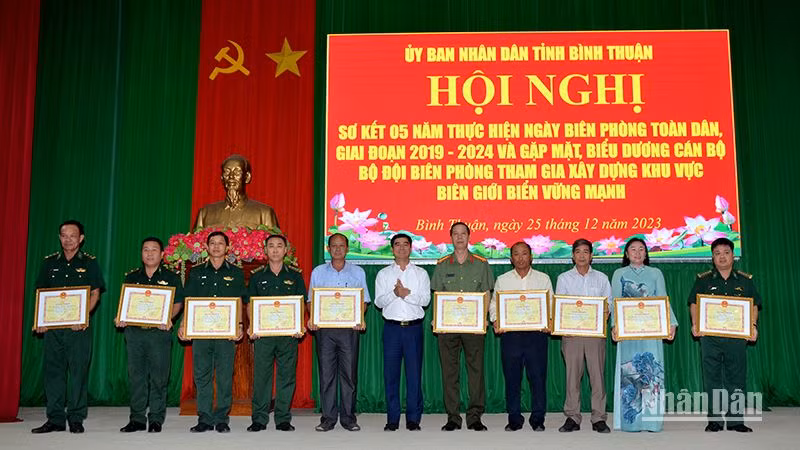 Các tập thể và cá nhân được Chủ tịch Ủy ban nhân dân tỉnh Bình Thuận tặng Bằng khen vì có thành tích xuất sắc trong triển khai thực hiện Ngày Biên phòng toàn dân giai đoạn 2019 - 2024. Các tập thể và cá nhân được Chủ tịch Ủy ban nhân dân tỉnh Bình Thuận tặng Bằng khen vì có thành tích xuất sắc trong triển khai thực hiện Ngày Biên phòng toàn dân giai đoạn 2019 - 2024.