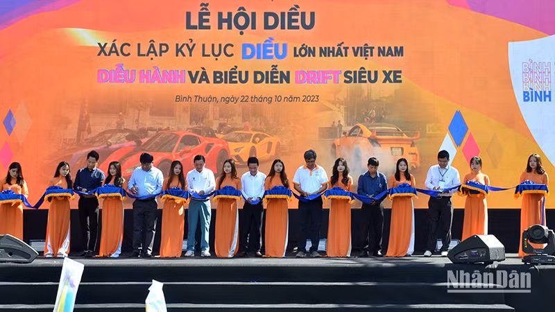 Đại diện lãnh đạo Ủy ban nhân dân tỉnh Bình Thuận, các sở, ngành, địa phương có liên quan cùng các nhà tài trợ cắt băng khai mạc Lễ hội.