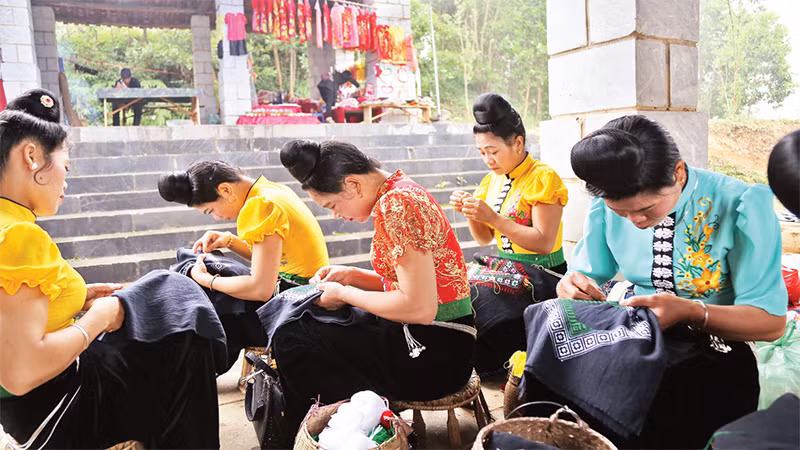 Các cô gái dân tộc Thái đã được dạy cách dệt vải, thêu khăn từ khi còn nhỏ. Các cô gái dân tộc Thái đã được dạy cách dệt vải, thêu khăn từ khi còn nhỏ.