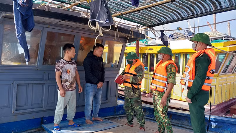Bộ đội Biên phòng Ðồn Cửa khẩu Cảng Vạn Gia (Móng Cái) tuyên truyền cho ngư dân về quy định chống khai thác IUU.