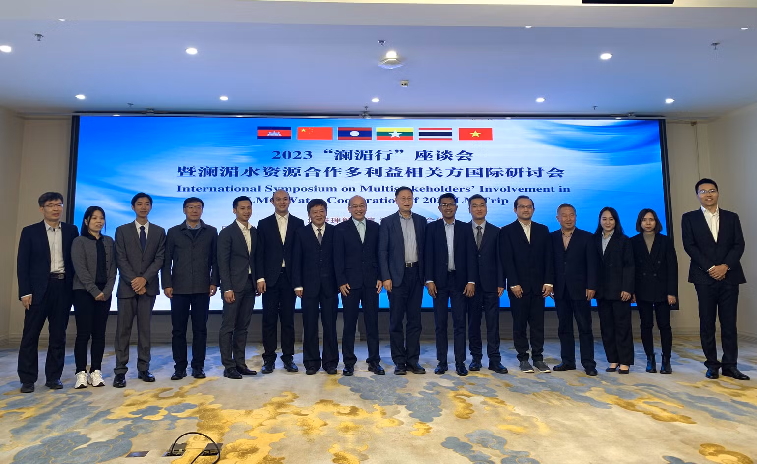 Các đại biểu chụp ảnh lưu niệm. Các đại biểu chụp ảnh lưu niệm.