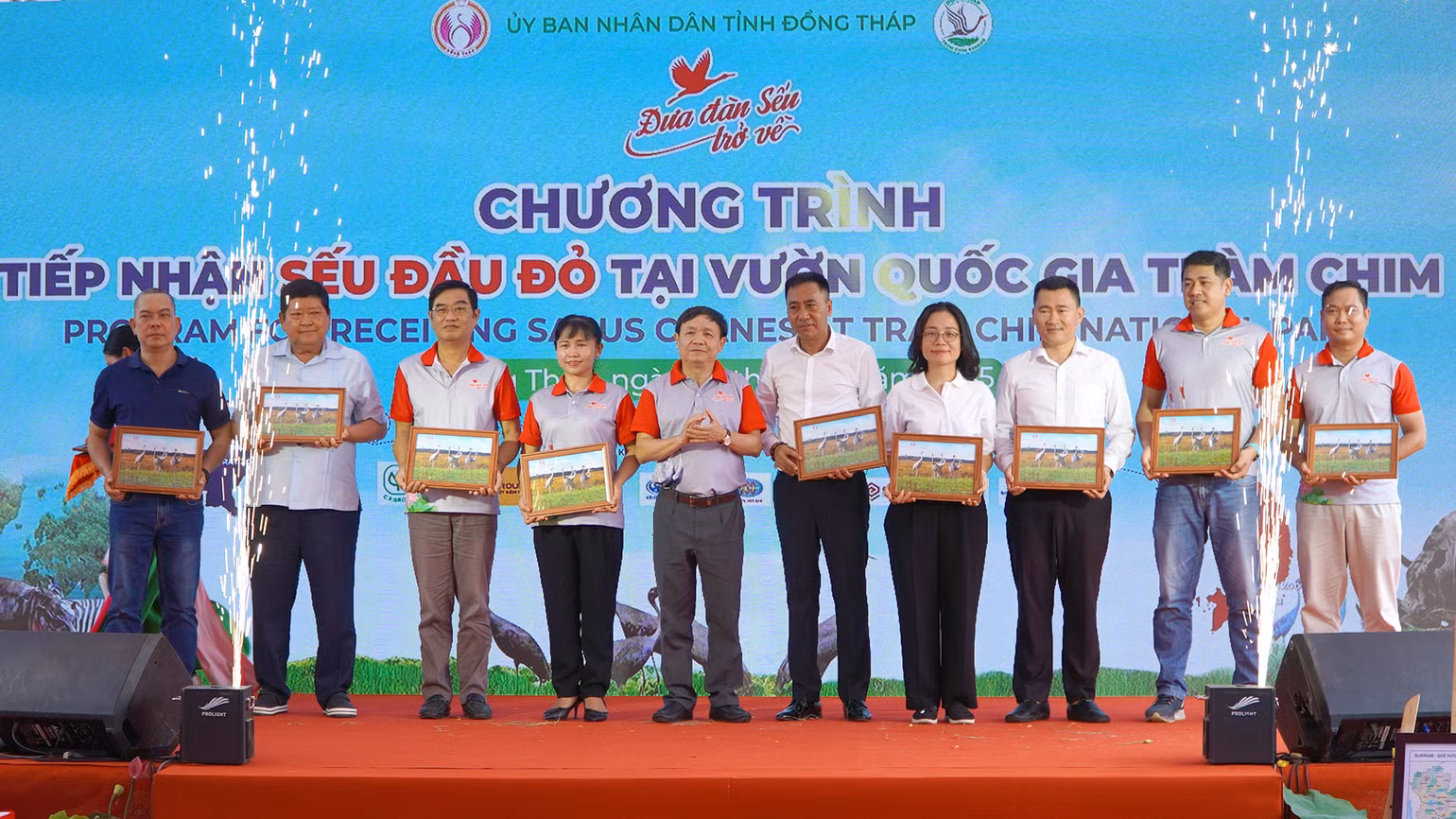 Phó Bí thư Thường trực Tỉnh ủy Đồng Tháp Phan Văn Thắng tặng quà lưu niệm cho các đơn vị đồng hành. (Ảnh: HỮU NGHĨA)