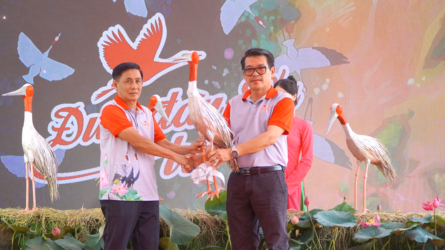 Nghi thức bàn giao sếu. (Ảnh: HỮU NGHĨA)