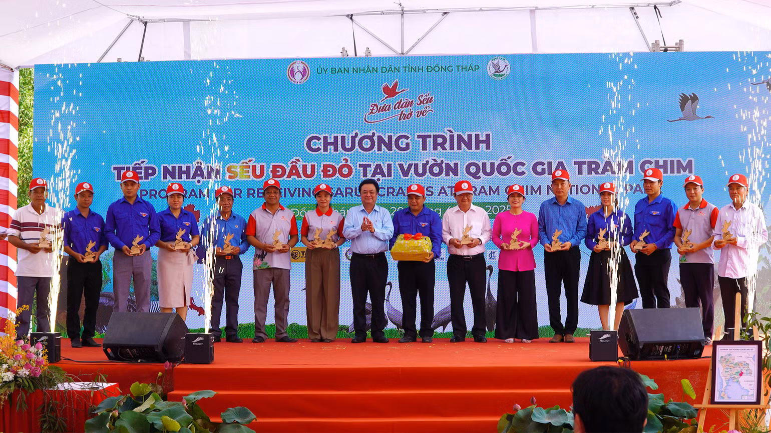 Đồng chí Lê Minh Hoan, Phó Chủ tịch Quốc hội tặng quà là các quyển sách nhân dịp ra mắt Đội Tuyên truyền bảo vệ sếu đầu đỏ và các loài chim hoang dã. (Ảnh: HỮU NGHĨA)