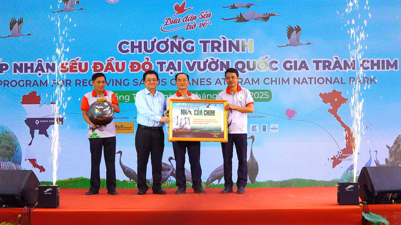 Đồng chí Lê Minh Hoan, Phó Chủ tịch Quốc hội tặng quà cho Vườn quốc gia Tràm Chim. (Ảnh: HỮU NGHĨA)