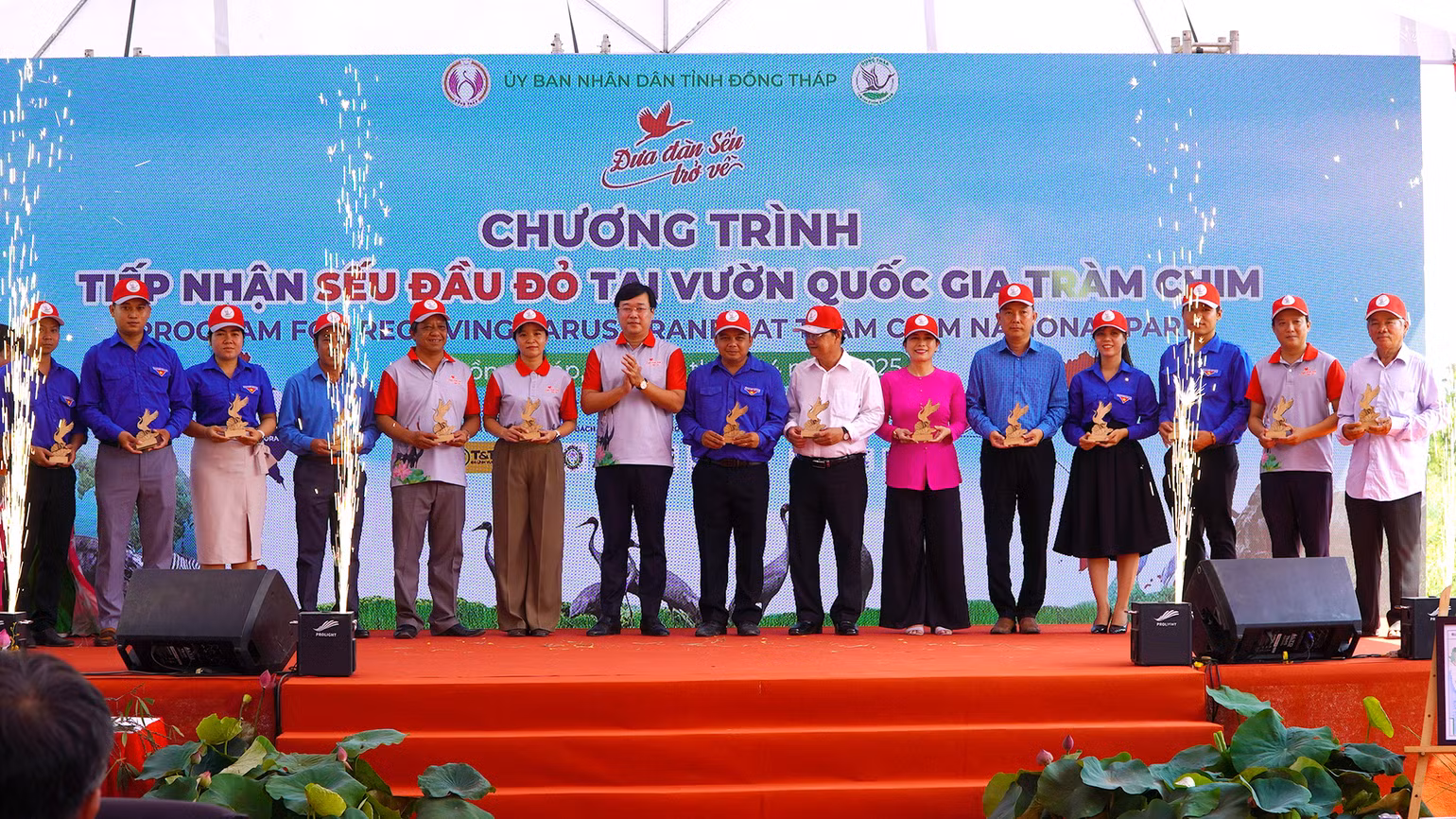 Bí thư Tỉnh ủy Đồng Tháp Lê Quốc Phong tặng quà nhân dịp ra mắt Đội Tuyên truyền bảo vệ sếu đầu đỏ và các loài chim hoang dã tại Vườn quốc gia Tràm Chim. (Ảnh: HỮU NGHĨA)