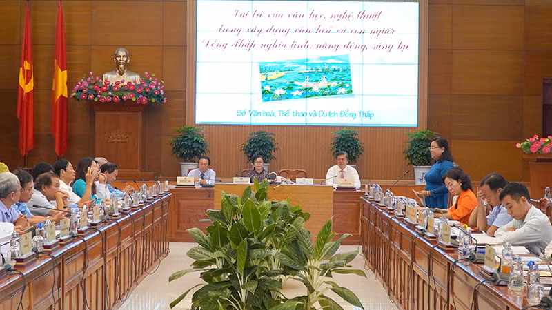 Giám đốc Sở Văn hóa, Thể thao và Du lịch tỉnh Đồng Tháp Huỳnh Thị Hoài Thu phát biểu. (Ảnh: HỮU NGHĨA) Giám đốc Sở Văn hóa, Thể thao và Du lịch tỉnh Đồng Tháp Huỳnh Thị Hoài Thu phát biểu. (Ảnh: HỮU NGHĨA)