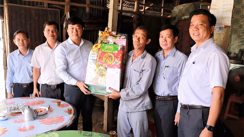 Ông Trần Hồng Thắm phấn khởi nhận quà Tết và cảm ơn sự quan tâm của lãnh đạo tỉnh. (Ảnh: THÀNH SƠN)