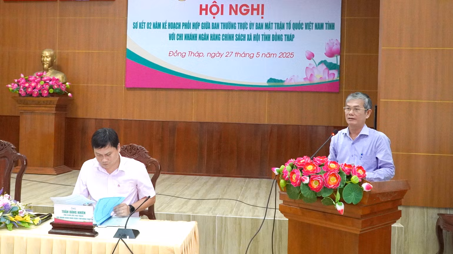 Chủ tịch Ủy ban Mặt trận Tổ quốc Việt Nam tỉnh Đồng Tháp Đinh Văn Dũng phát biểu tại hội nghị. (Ảnh: HỮU NGHĨA)