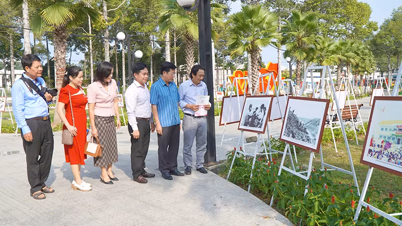 Đại biểu và du khách xem triển lãm. (Ảnh: NHƯ ANH)