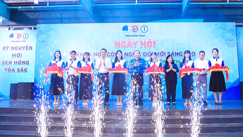 Đại biểu thực hiện nghi thức cắt băng khai mạc ngày hội. (Ảnh: HỮU NGHĨA) Đại biểu thực hiện nghi thức cắt băng khai mạc ngày hội. (Ảnh: HỮU NGHĨA)