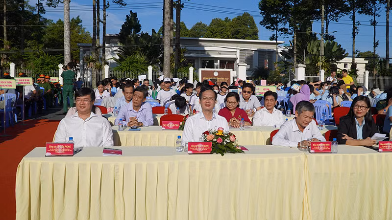 Đại biểu dự lễ phát động phong trào "Bình dân học vụ số". (Ảnh: HỮU NGHĨA)