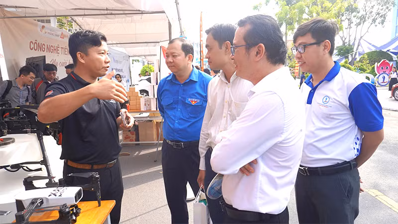 Đại biểu tham quan gian hàng tại ngày hội. (Ảnh: HỮU NGHĨA) Đại biểu tham quan gian hàng tại ngày hội. (Ảnh: HỮU NGHĨA)