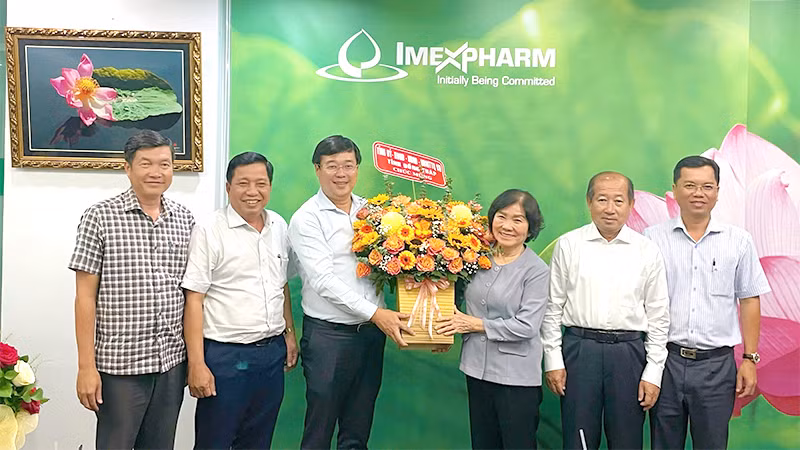 Bí thư Tỉnh ủy Đồng Tháp Lê Quốc Phong cùng lãnh đạo Sở Y tế, thành phố Cao Lãnh tặng hoa chúc mừng Thầy thuốc nhân dân Trần Thị Đào. (Ảnh: PHƯỚC THANH)