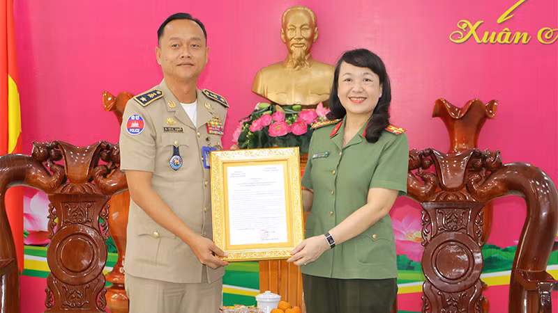 Đại tá Võ Thị Hoài Ngọc, Phó Giám đốc Công an tỉnh Đồng Tháp, thay mặt Công an tỉnh nhận thư chúc mừng năm mới do Trung tướng Chhoeun Bunchhorn, Trưởng Ty Công an tỉnh Prey Veng gửi. (Ảnh: PHƯỚC THANH)