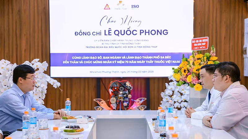 Lãnh đạo Nha khoa Phương Thành chia sẻ với Bí thư Tỉnh ủy Đồng Tháp Lê Quốc Phong về hành trình khởi nghiệp. (Ảnh: K.NH)