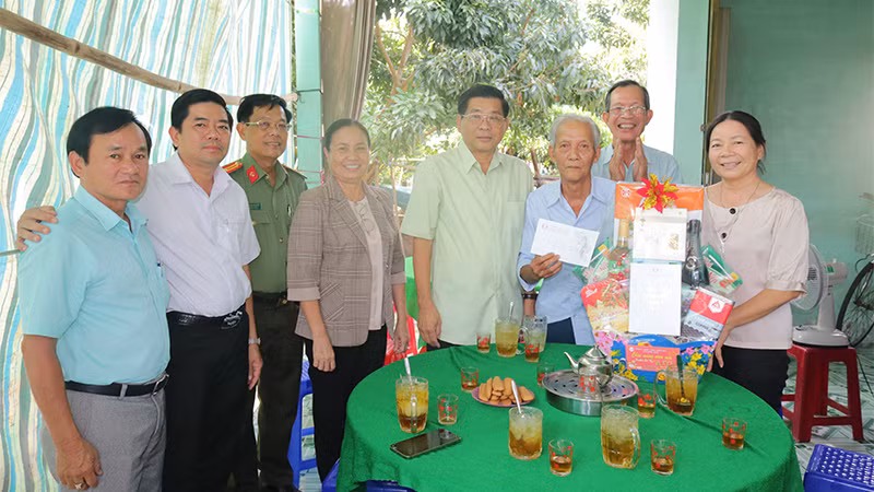 Đại tá Nguyễn Văn Hiểu, Giám đốc Công an tỉnh Đồng Tháp và Bí thư Huyện ủy Tháp Mười Trần Thị Quý đến thăm và chúc Tết gia đình ông Nguyễn Văn Hồng. (Ảnh: PHƯỚC THANH)