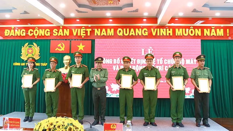 Đại tá Nguyễn Văn Hiểu, Giám đốc Công an tỉnh Đồng Tháp, trao quyết định điều động, bố trí cho các đồng chí lãnh đạo cấp phòng, huyện. (Ảnh: TẤN ĐẠT) Đại tá Nguyễn Văn Hiểu, Giám đốc Công an tỉnh Đồng Tháp, trao quyết định điều động, bố trí cho các đồng chí lãnh đạo cấp phòng, huyện. (Ảnh: TẤN ĐẠT)
