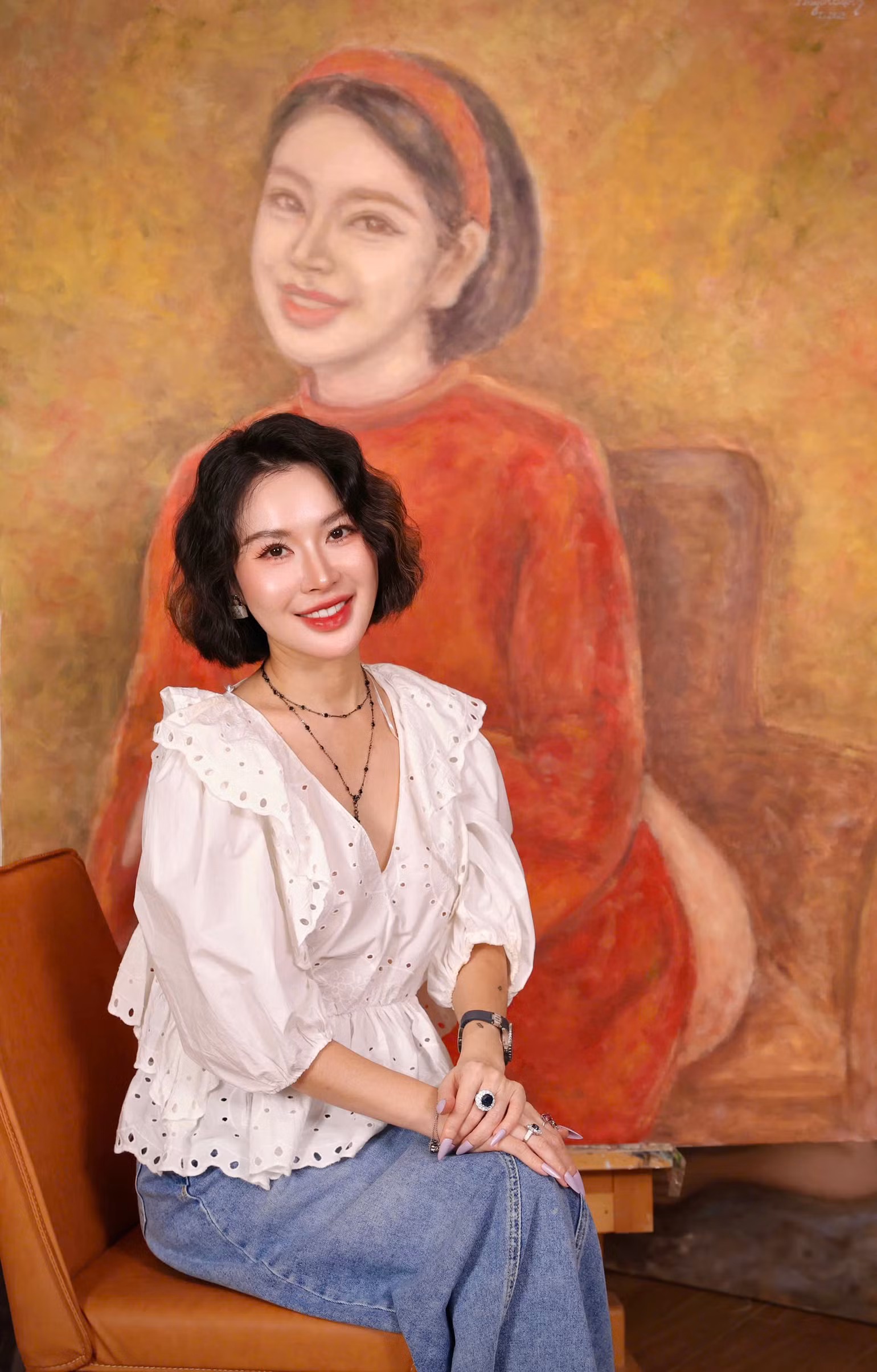 Họa sĩ Đặng Thanh Huyền bên một tác phẩm vẽ chính mình. Họa sĩ Đặng Thanh Huyền bên một tác phẩm vẽ chính mình.
