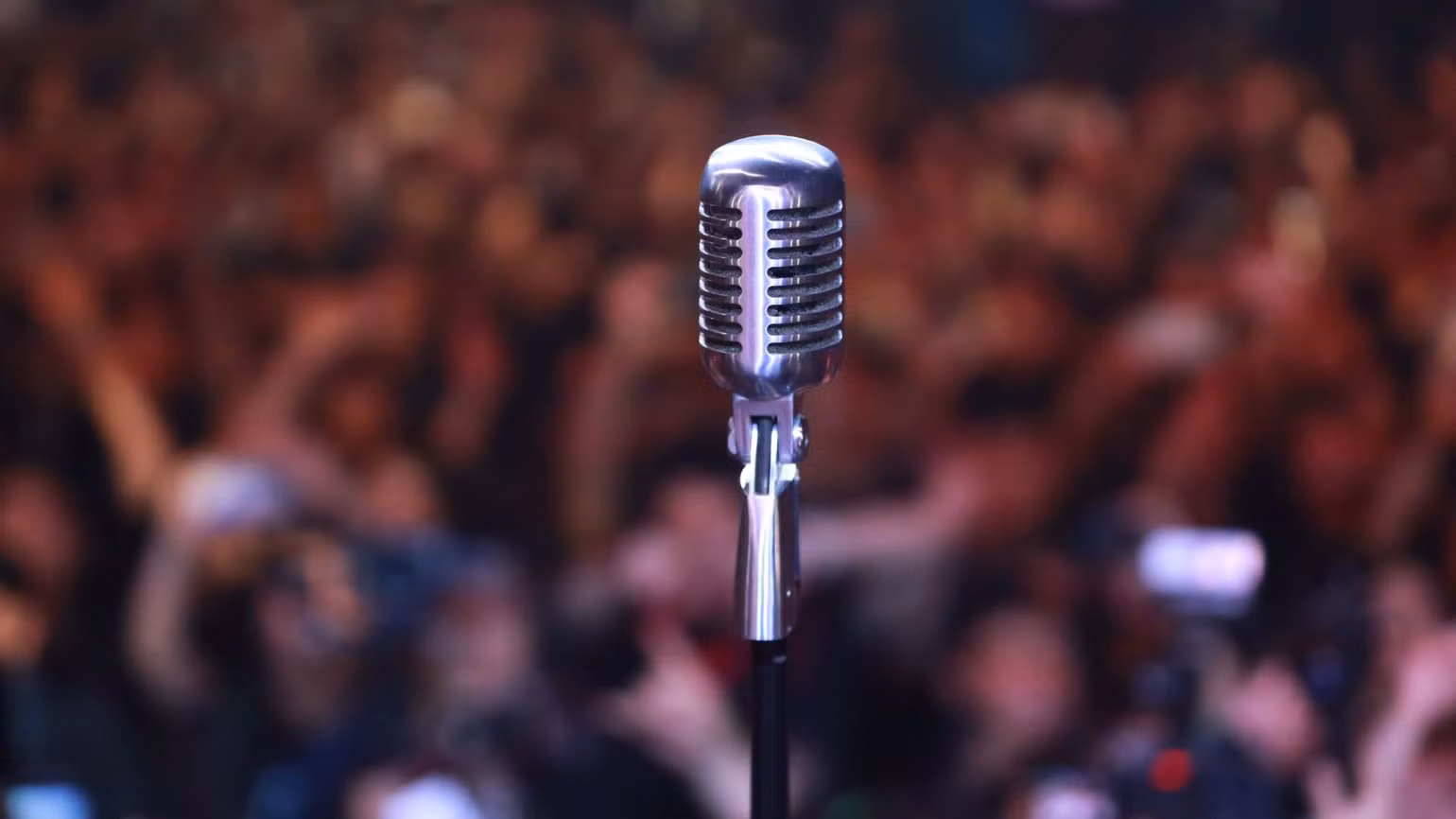 Sân khấu đặt chiếc mic dành riêng cho cố nhạc sĩ - ca sĩ Trần Lập. Sân khấu đặt chiếc mic dành riêng cho cố nhạc sĩ - ca sĩ Trần Lập.