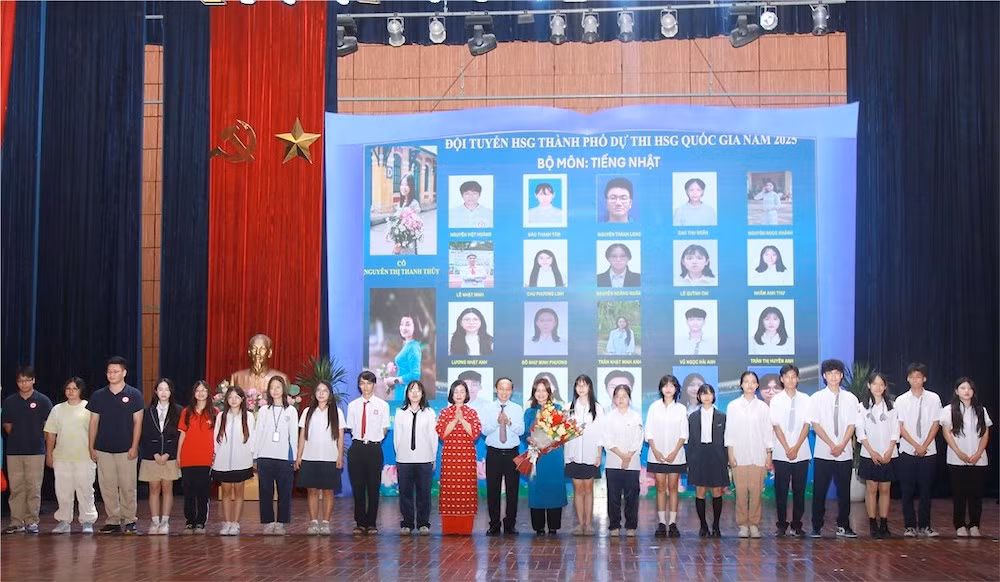 Đội tuyển học sinh giỏi Hà Nội tham dự Kỳ thi chọn học sinh giỏi quốc gia môn Tiếng Nhật. Đội tuyển học sinh giỏi Hà Nội tham dự Kỳ thi chọn học sinh giỏi quốc gia môn Tiếng Nhật.