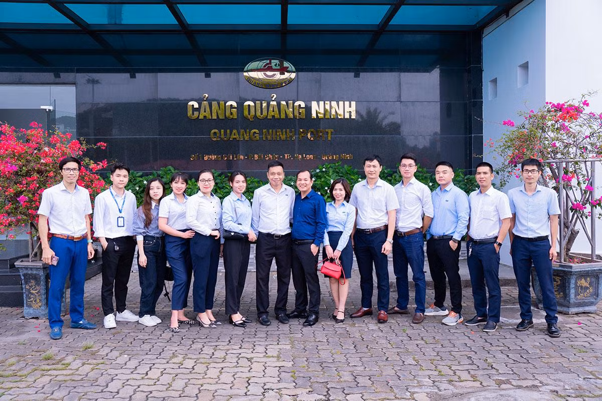 Ông Phạm Thanh Dương và ông Nguyễn Văn Mạnh (lần lượt thứ 7 và thứ 8 từ trái sang) Ông Phạm Thanh Dương và ông Nguyễn Văn Mạnh (lần lượt thứ 7 và thứ 8 từ trái sang)