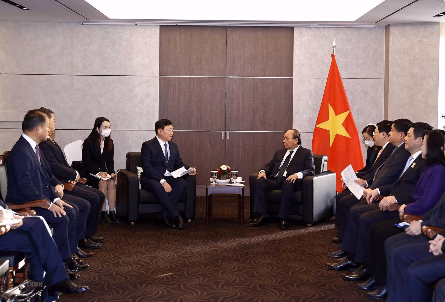Chủ tịch nước Nguyễn Xuân Phúc tiếp ông Shin Dong Bin, Chủ tịch Tập đoàn Lotte. (Ảnh: TTXVN)