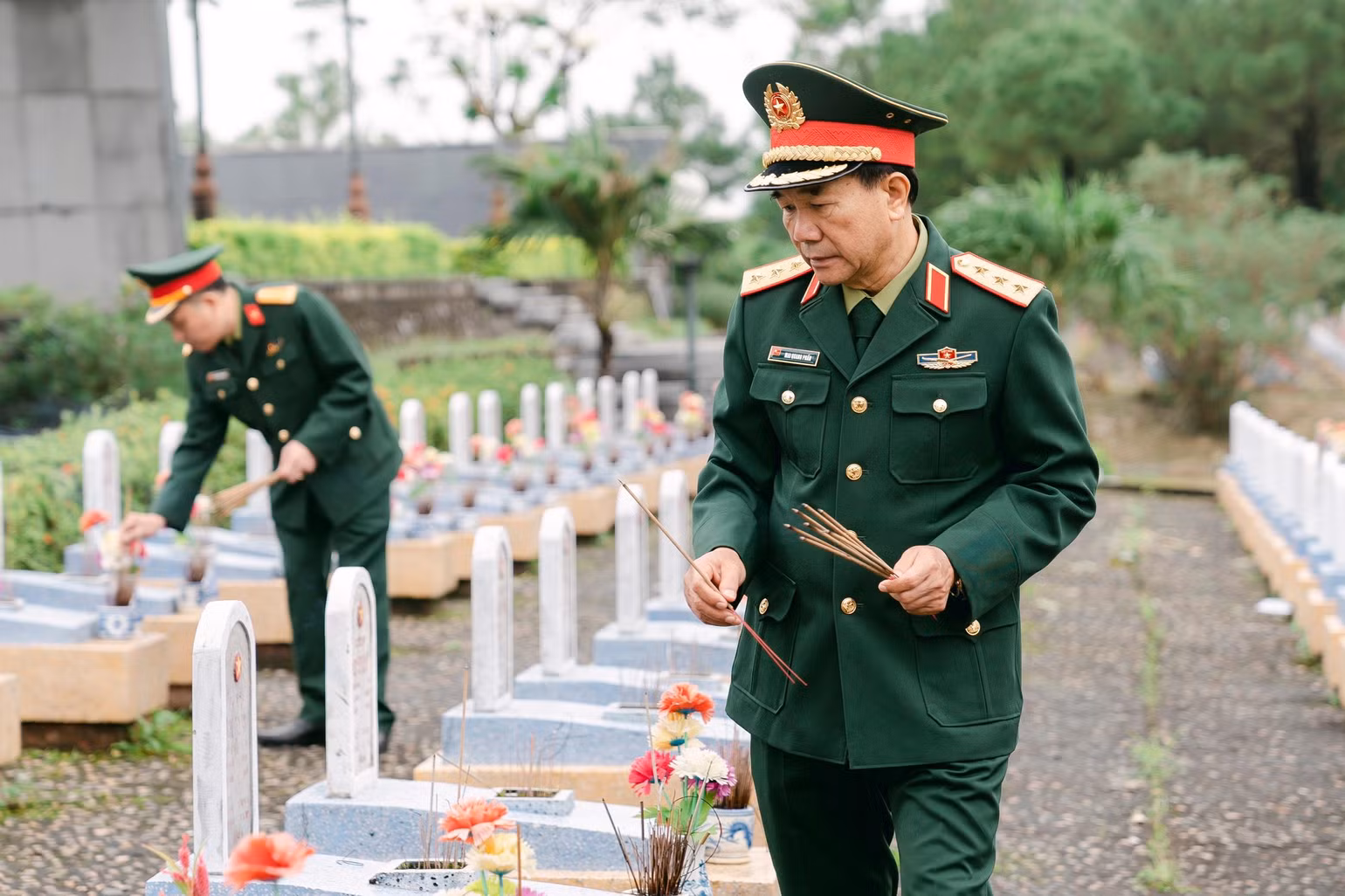 Thượng tướng Mai Quang Phấn dâng hương cho thế hệ đi trước, các đồng đội đã ngã xuống tại Trường Sơn. Thượng tướng Mai Quang Phấn dâng hương cho thế hệ đi trước, các đồng đội đã ngã xuống tại Trường Sơn.