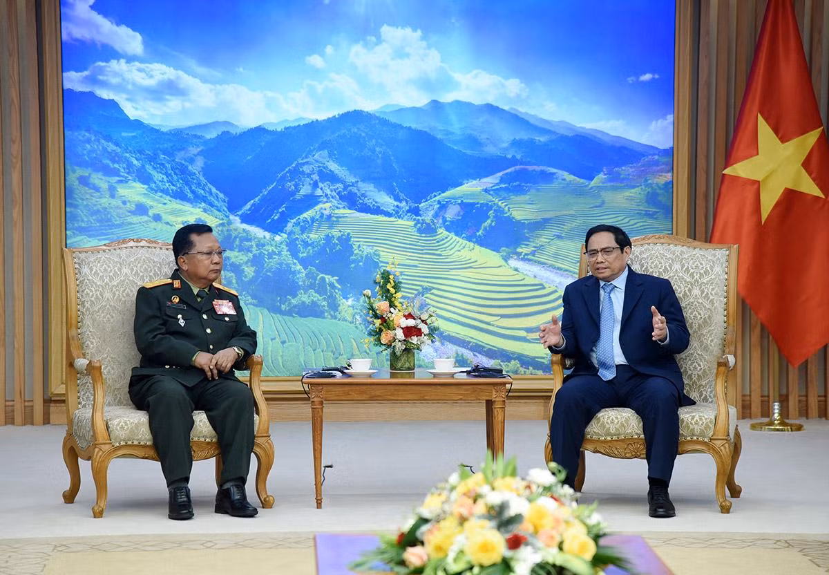 Thủ tướng khẳng định quan hệ quốc phòng Việt Nam-Lào luôn là một trong những trụ cột rất quan trọng trong quan hệ giữa hai nước, thúc đẩy hợp tác quốc phòng Việt Nam-Lào là một trong những ưu tiên hàng đầu của Việt Nam.