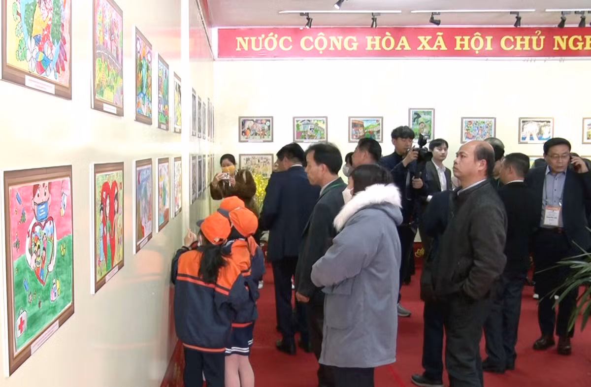 Buổi khai mạc triển lãm thu hút người xem. Buổi khai mạc triển lãm thu hút người xem.