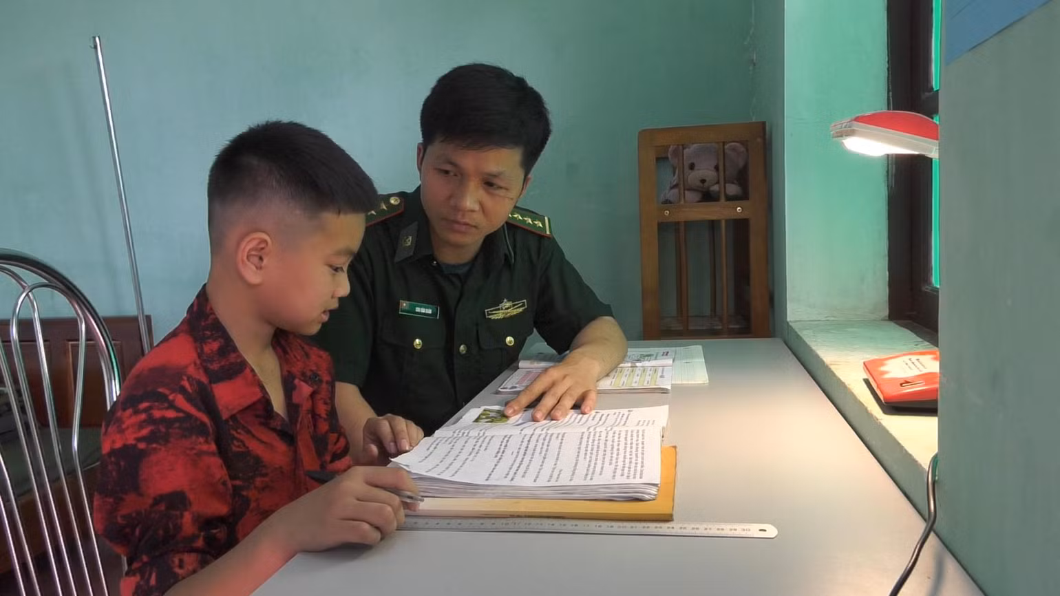 Cán bộ, chiến sĩ đồn biên phòng Chi Lăng, Lộc Bình, Lạng Sơn hướng dẫn con nuôi đồn biên phòng học bài. Cán bộ, chiến sĩ đồn biên phòng Chi Lăng, Lộc Bình, Lạng Sơn hướng dẫn con nuôi đồn biên phòng học bài.