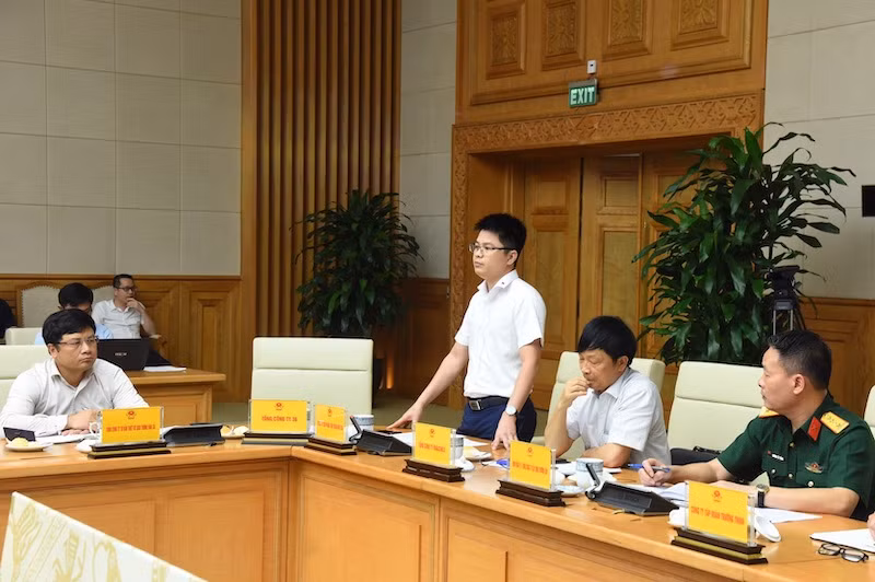 Đại diện lãnh đạo Tập đoàn Đèo Cả (đơn vị thi công tuyến đường cao tốc) phát biểu.