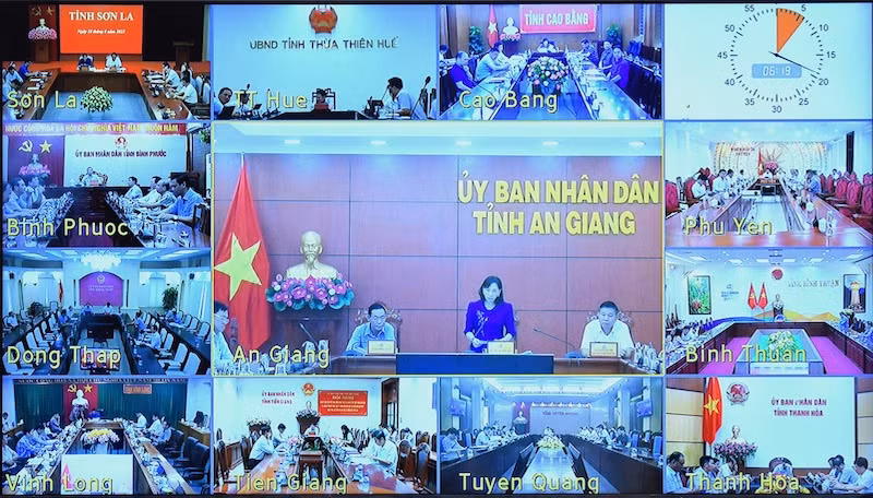 Phiên họp được thực hiện theo hình thức trực tiếp kết hợp trực tuyến giữa đầu cầu Trụ sở Chính phủ với các tỉnh, thành phố trực thuộc Trung ương đang có các công trình, dự án quan trọng quốc gia, trọng điểm ngành giao thông vận tải.