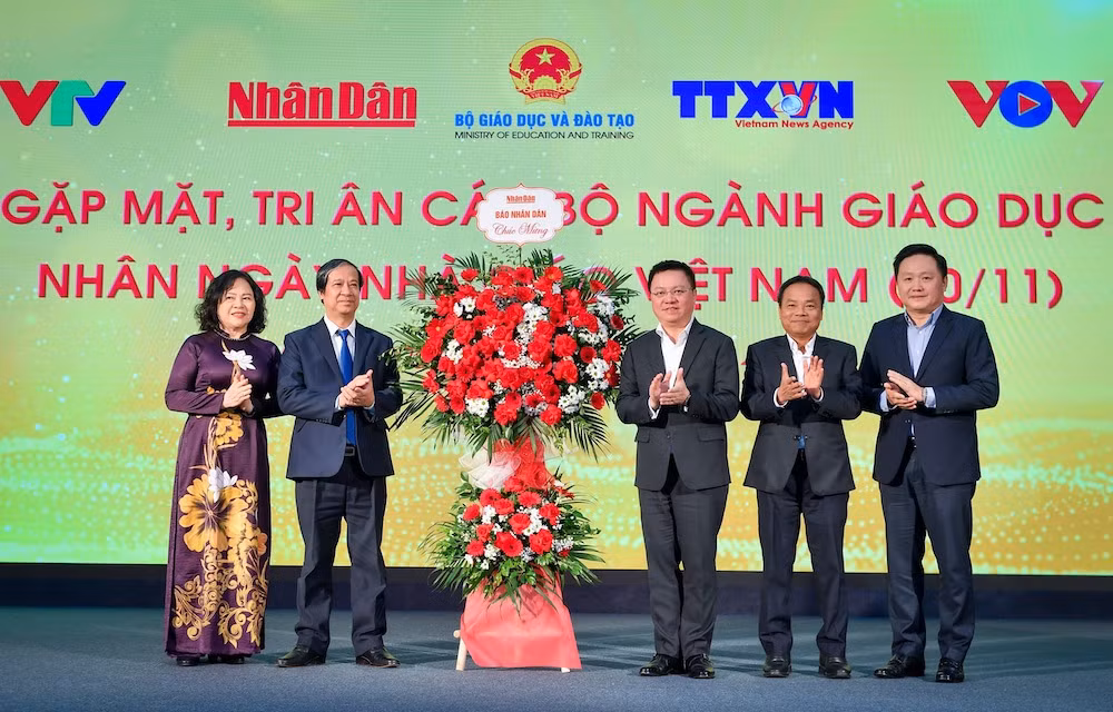 Các đồng chí lãnh đạo Báo Nhân Dân tặng hoa cán bộ ngành giáo dục. (Ảnh: THÀNH ĐẠT) Các đồng chí lãnh đạo Báo Nhân Dân tặng hoa cán bộ ngành giáo dục. (Ảnh: THÀNH ĐẠT)