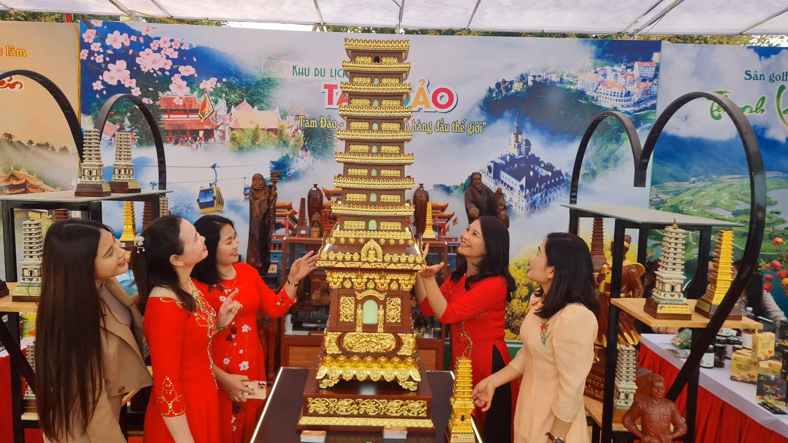 Du khách say sưa với các sản phẩm văn hóa độc đáo được trưng bày tại lễ hội. Du khách say sưa với các sản phẩm văn hóa độc đáo được trưng bày tại lễ hội.