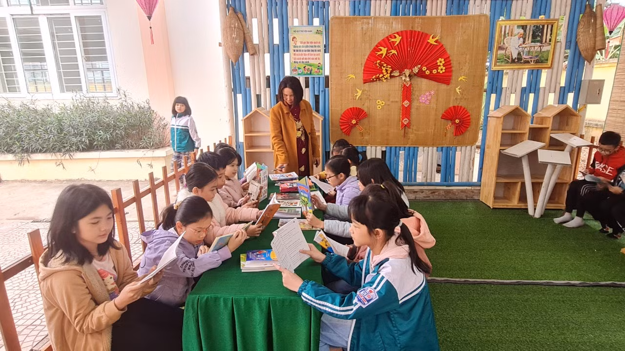 Góc đọc sách trên sân trường của trường tiểu học Tam Hợp (huyện Bình Xuyên).
