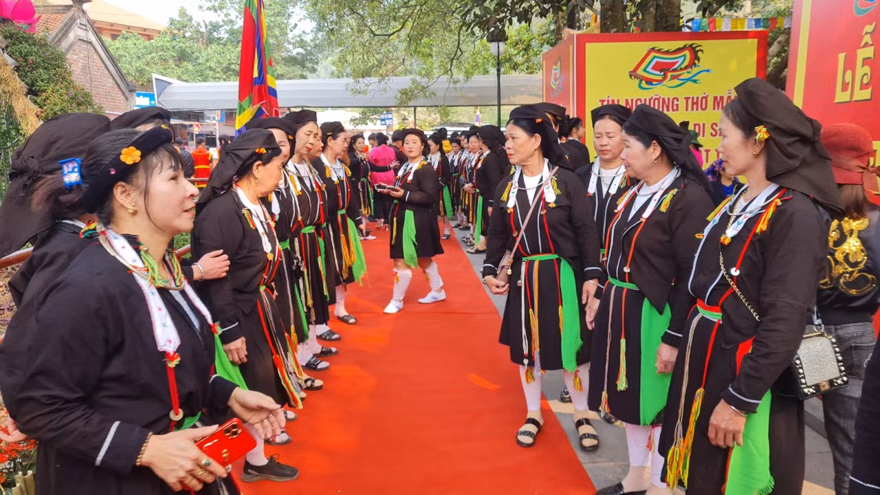 Đồng bào Sán Dìu hồ hởi tham gia các hoạt động văn hóa. Đồng bào Sán Dìu hồ hởi tham gia các hoạt động văn hóa.