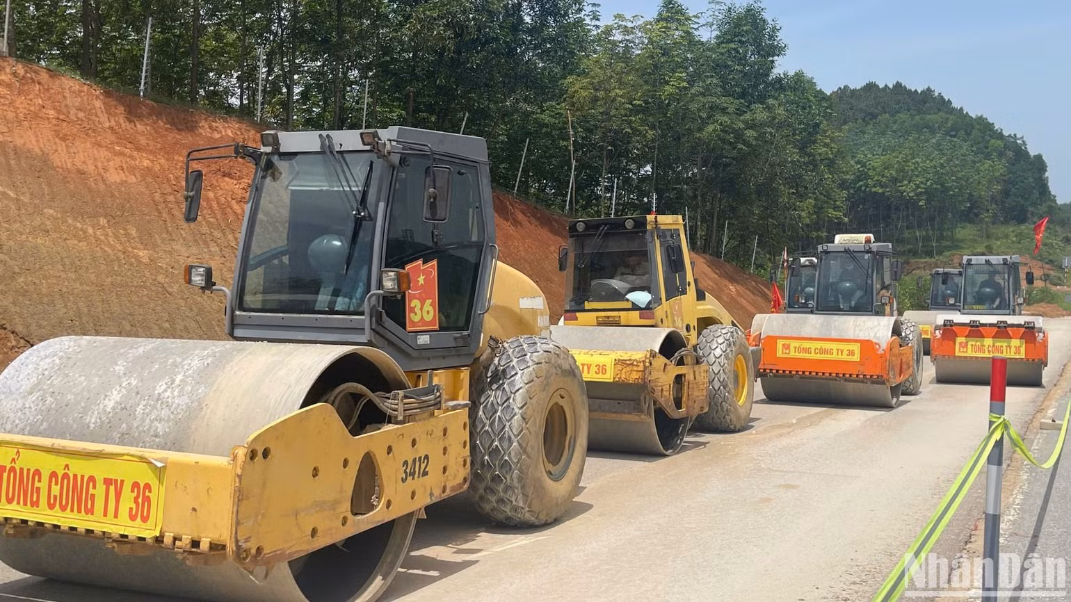 Một số đoạn vướng mắc về công tác giải phóng mặt bằng trước đây tại huyện Lệ Thủy đã được nhà thầu đẩy nhanh tiến độ thi công và tiến hành thảm nhựa.
