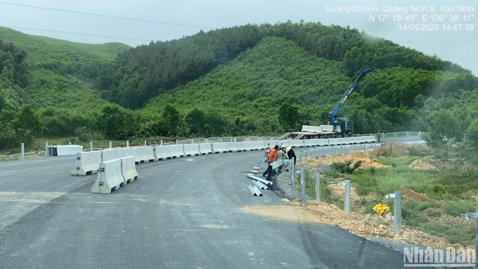Các công nhân khẩn trương thực hiện các hạng mục cuối cùng trên tuyến.